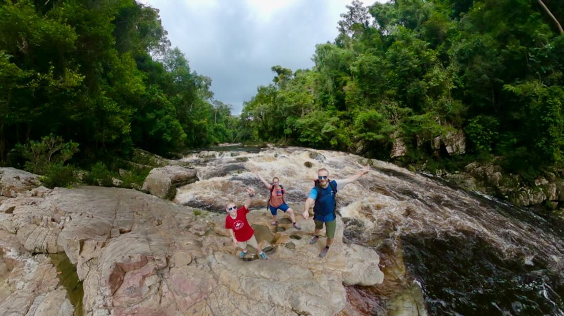 Fravely am Wasserfall im Taman Negara Nationalpark