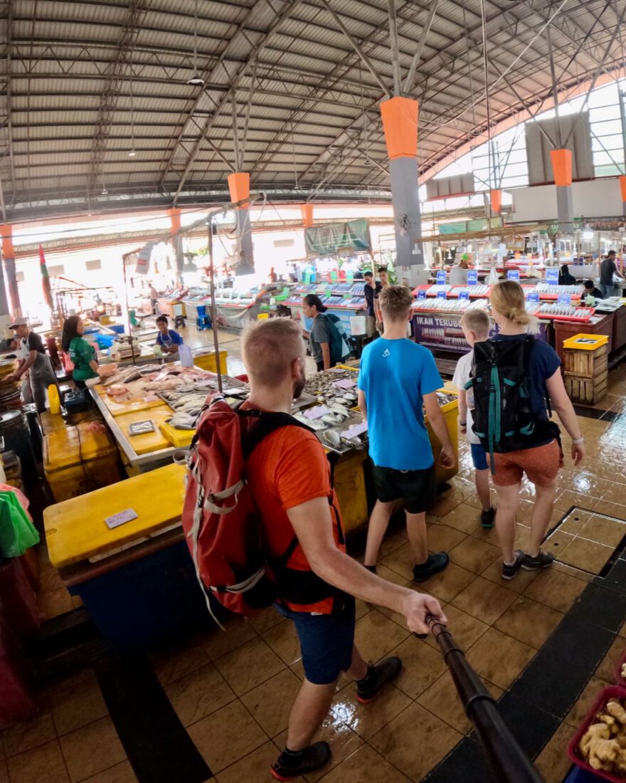 Fravely auf dem Fischmarkt in Kuching