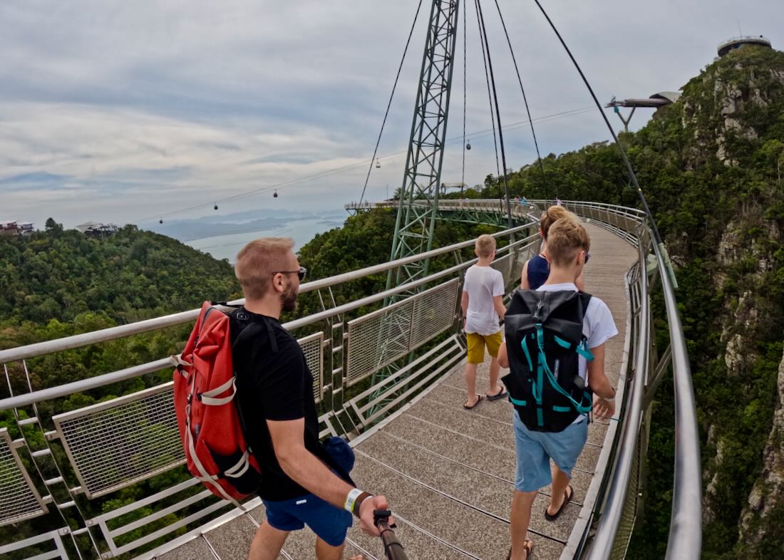 Fravely auf der Skybridge auf Langkawi in Malaysia