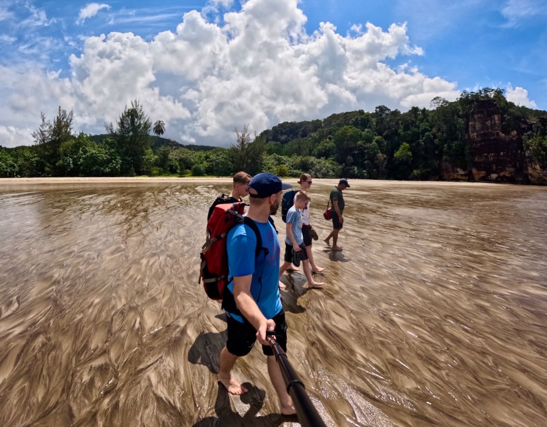 Fravely laufen am Strand auf Borneo