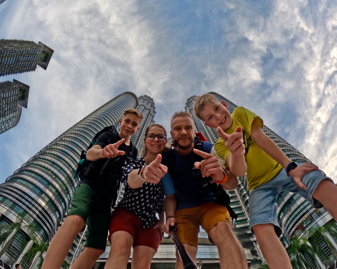 Fravely vor den Petronas Twin Towers