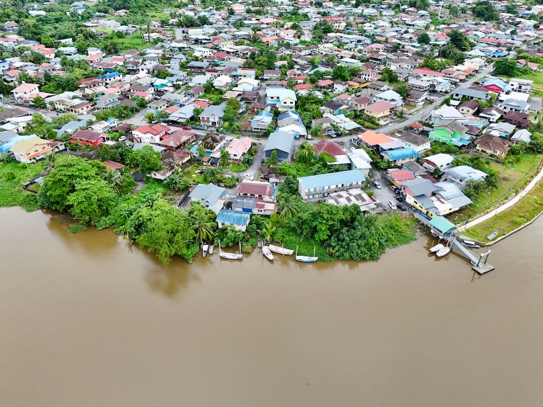 Häuser in Kuching am Fluss
