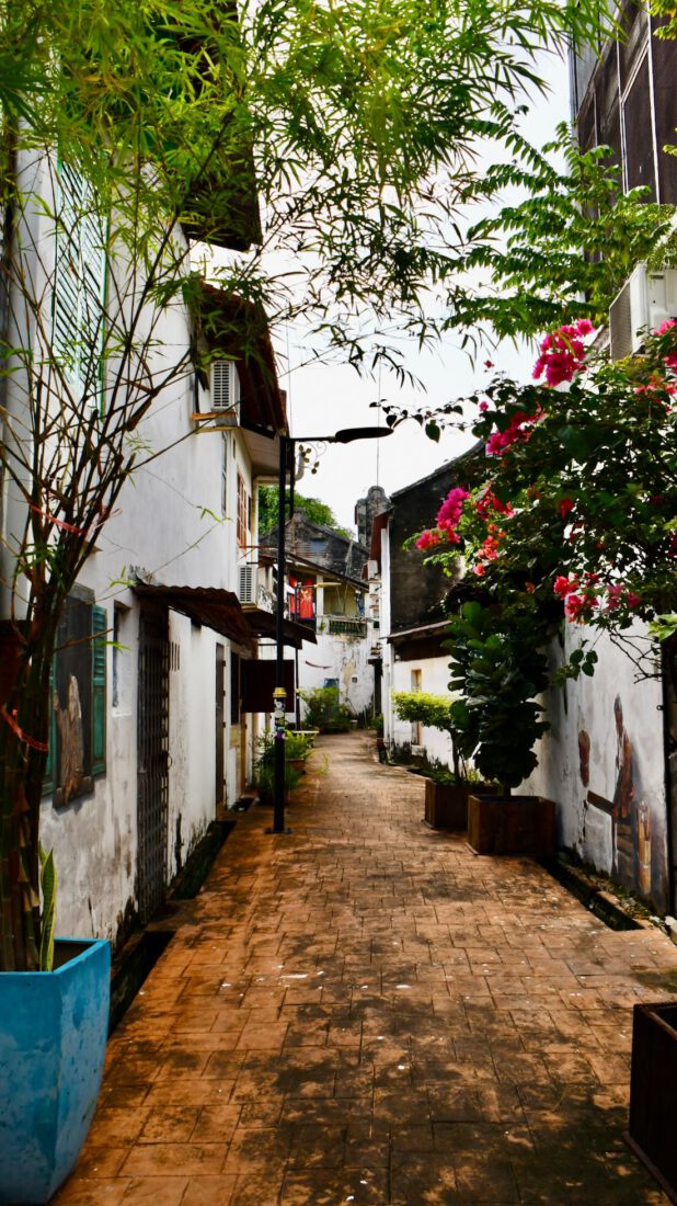 Kleine Strasse mit Streetart in Malakka