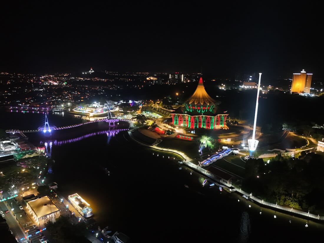 Kuching bei Nacht aus der Luft
