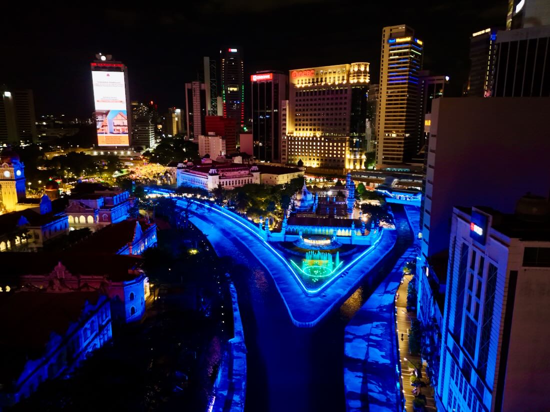 River of Life in Kuala Lumpur bei Nacht