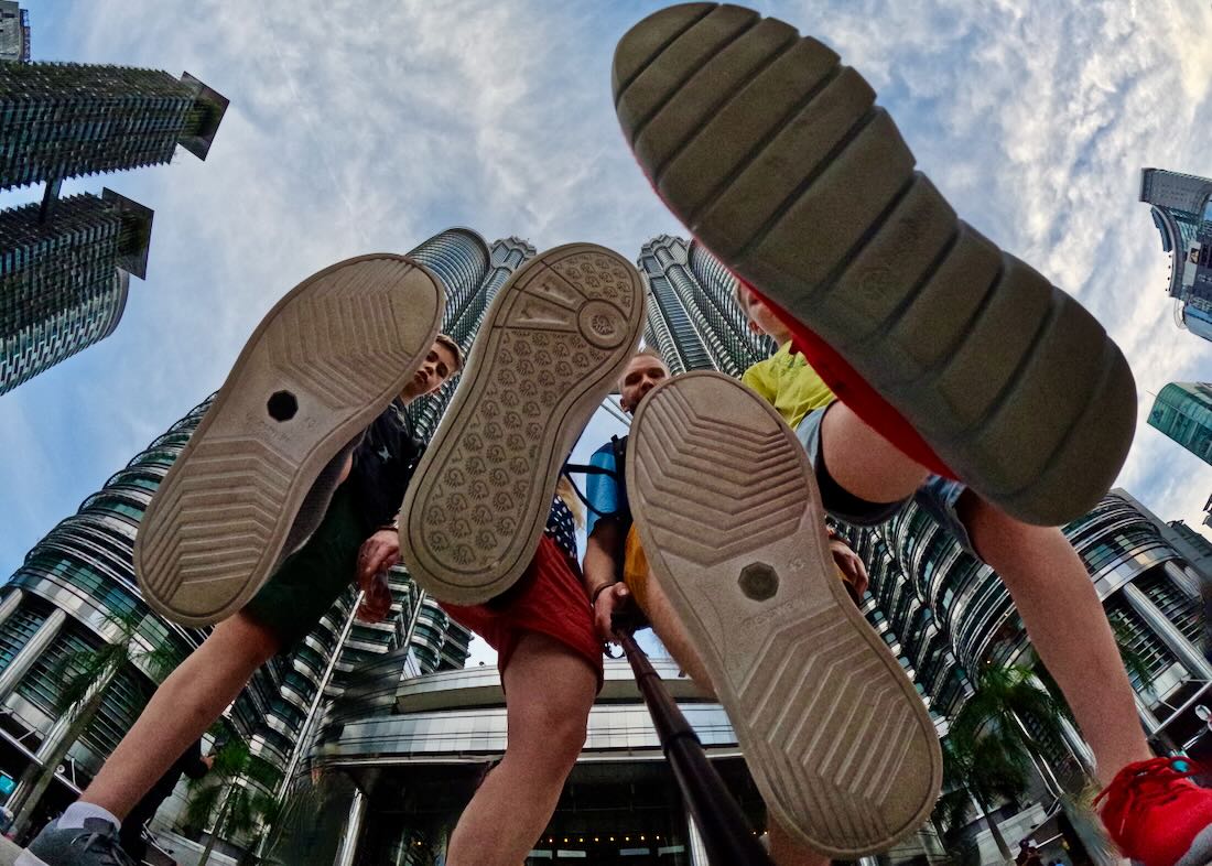 Tritt in die Kamera mit den Giesswein Schuhen in Asien