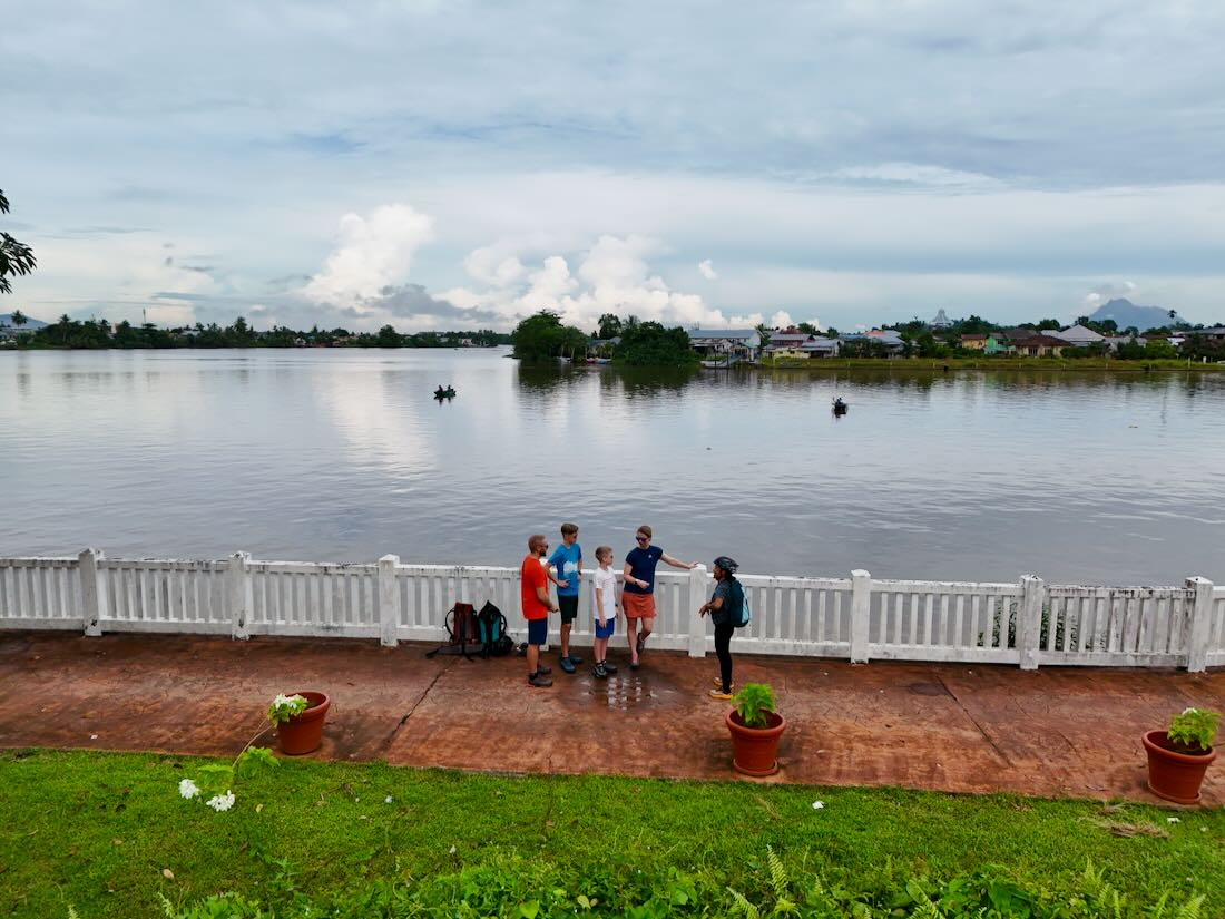 Unser Guide Farhah erklärt uns Kuching