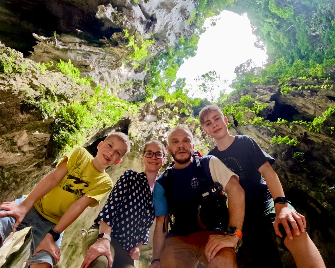Wir stehen in den Batu Caves