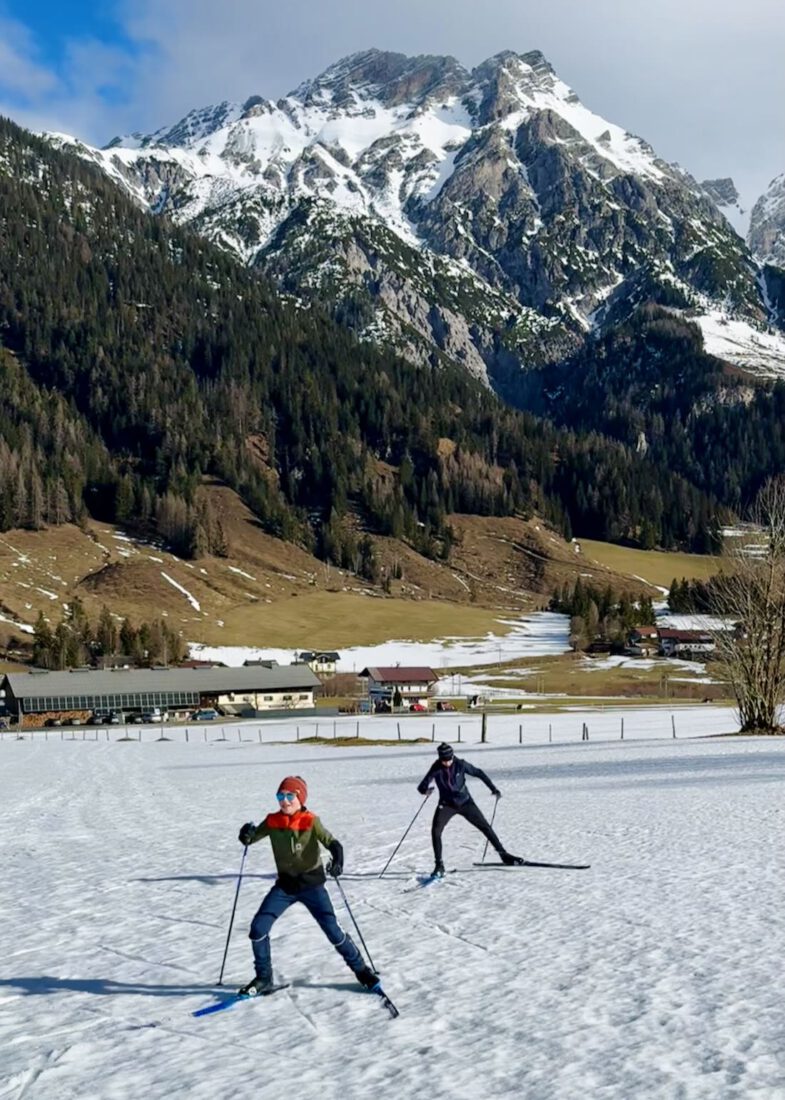 Ben und Flo bergauf beim Langlauf Saalfelden-Leogang