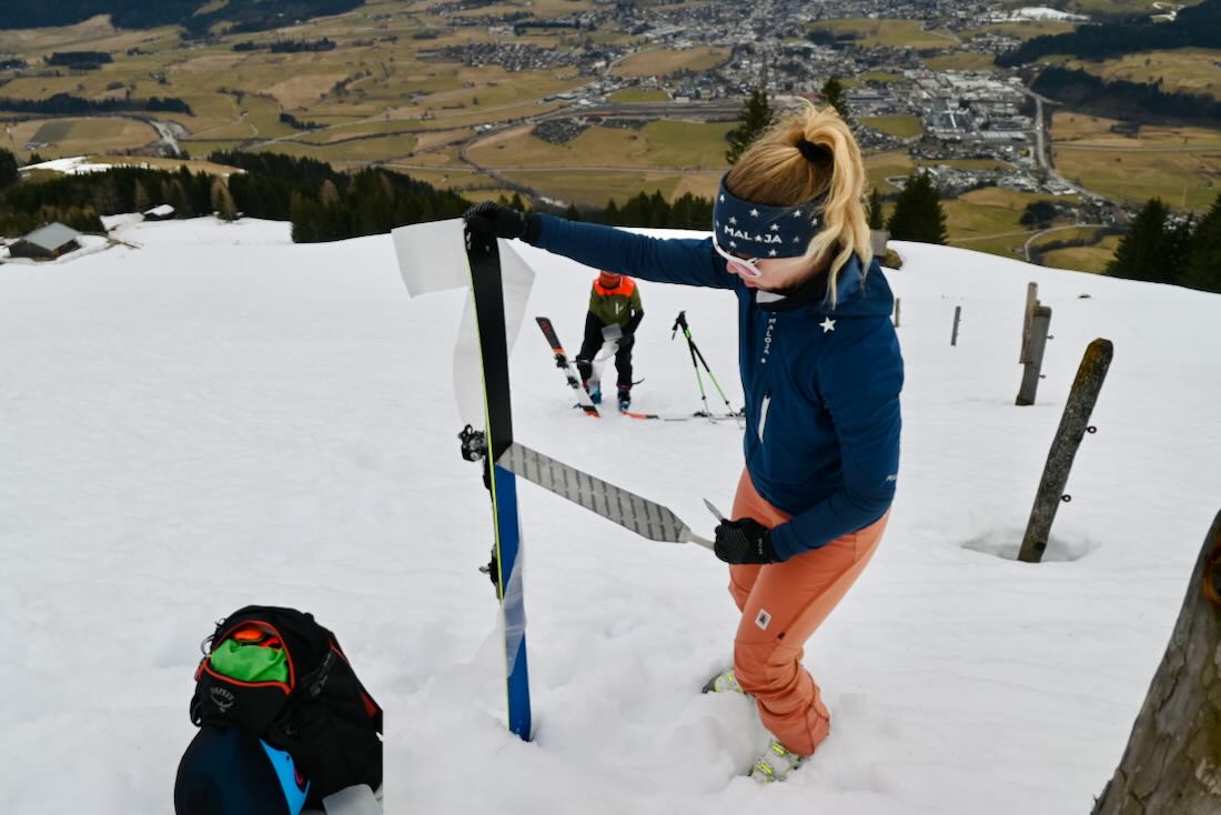 Die Felle werden von den Tourenski gezogen