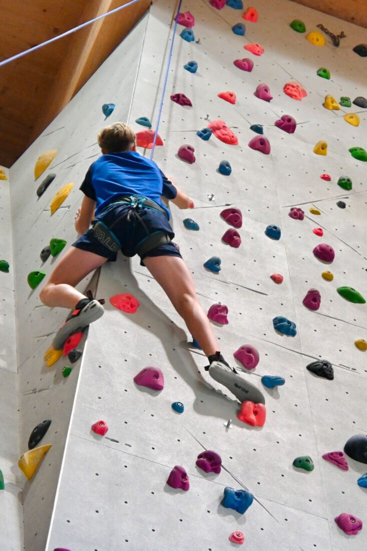 Flo klettert in Saalfelden in der Kletterhalle