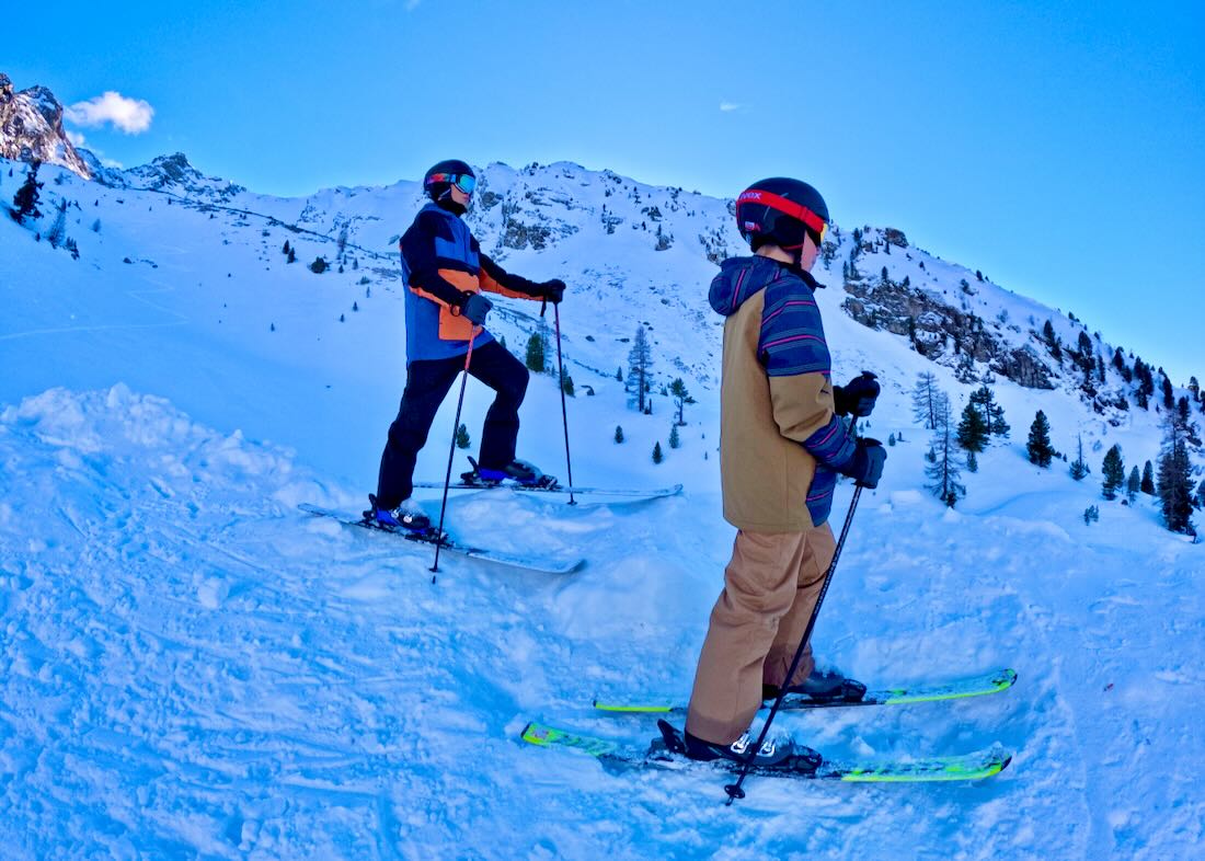 Flo und Ben im Schnee in den Bergen in Schladming am Dachstein