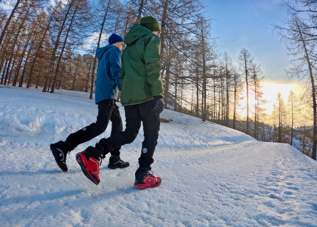 Flo und Ben wandern im Schnee mit Griesswein Schuhen