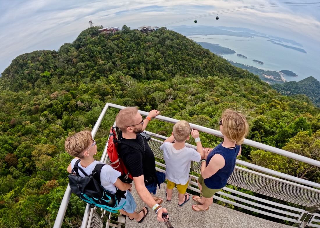 Fravely auf der Aussichtsplattform am CableCar auf Langkawi