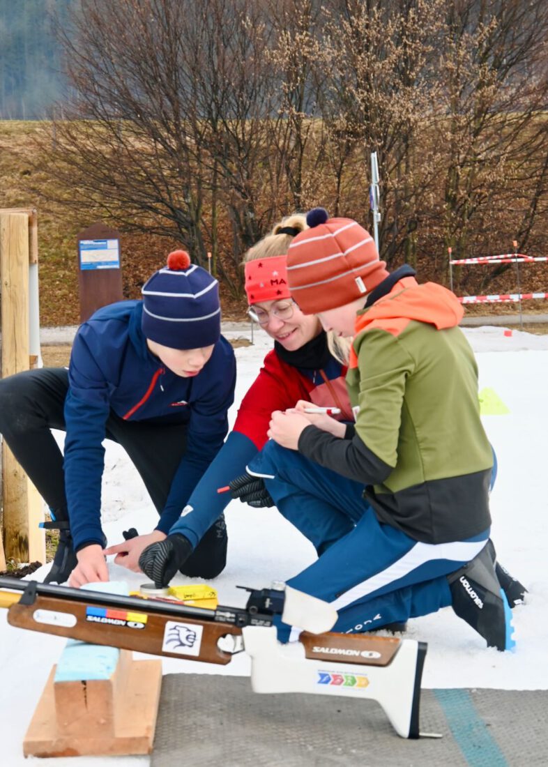 Füllen der Magazine für den Biathlon Wettbewerb