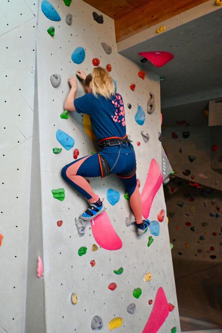 Melanie beim bouldern in der Kletterhalle Saalfeld