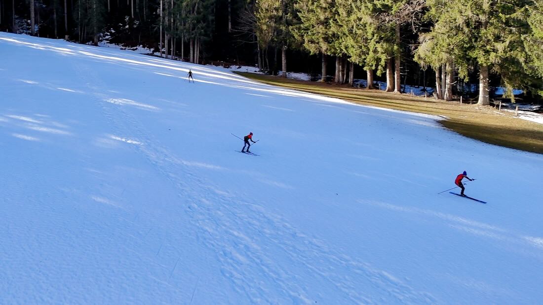 Mit Langlaufski bergab in Saalfelden-Leogang