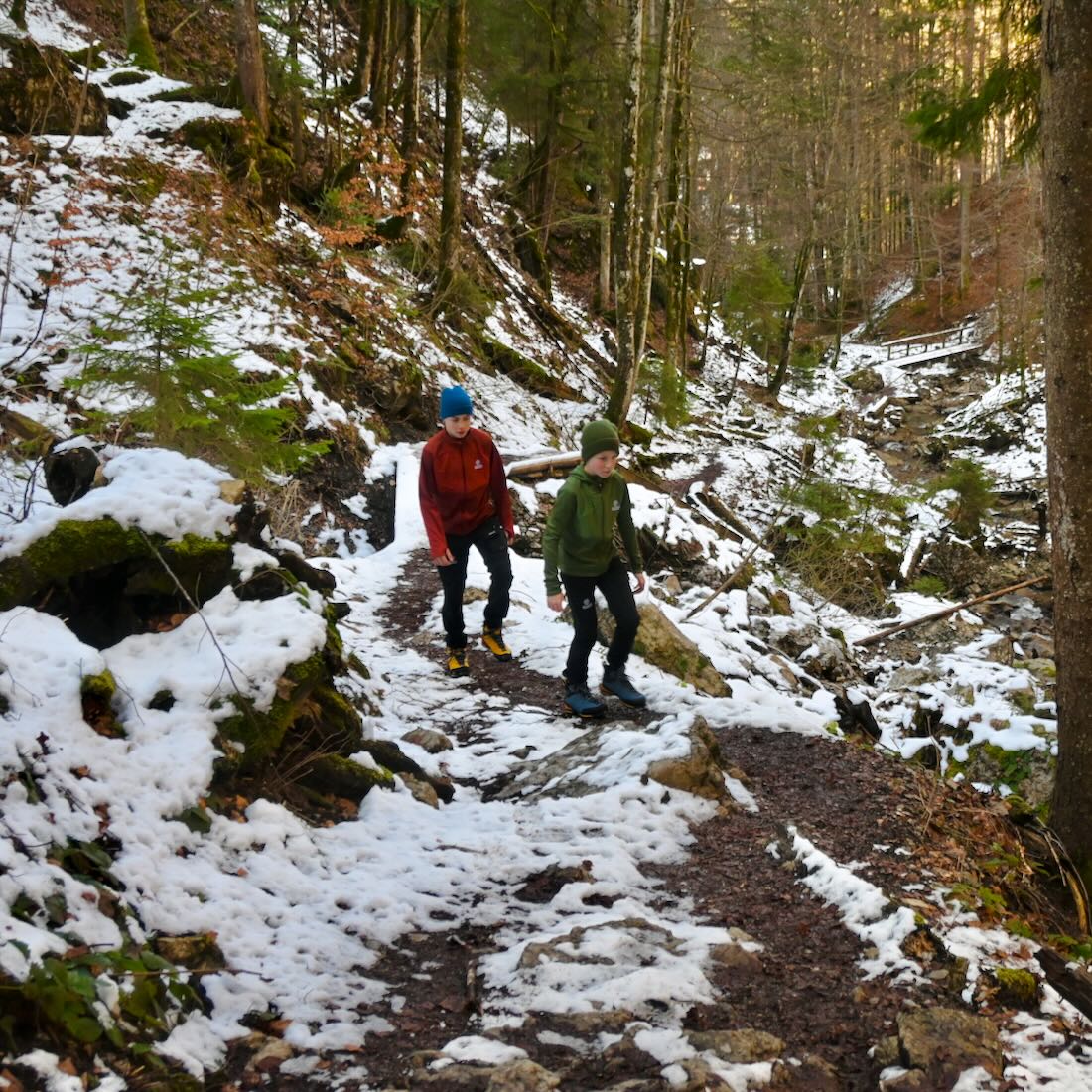 Flo und Ben wandern am Hierschbach zur Lenggrieser Hütte