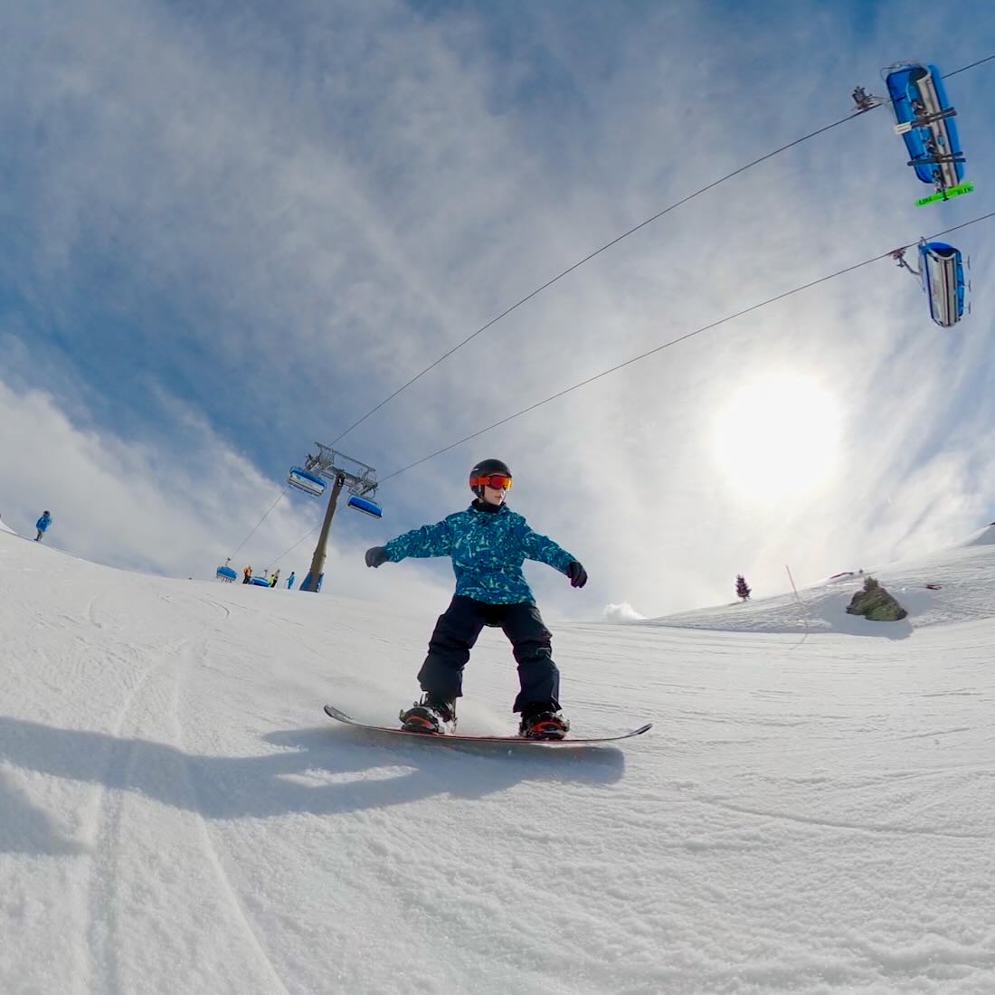 Ben auf der Backsidekante beim Snowboarden in Obertauern