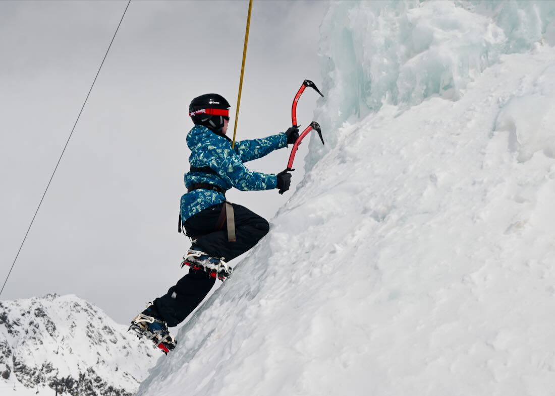 Ben beim Eisklettern auf dem Stubaier Gletscher