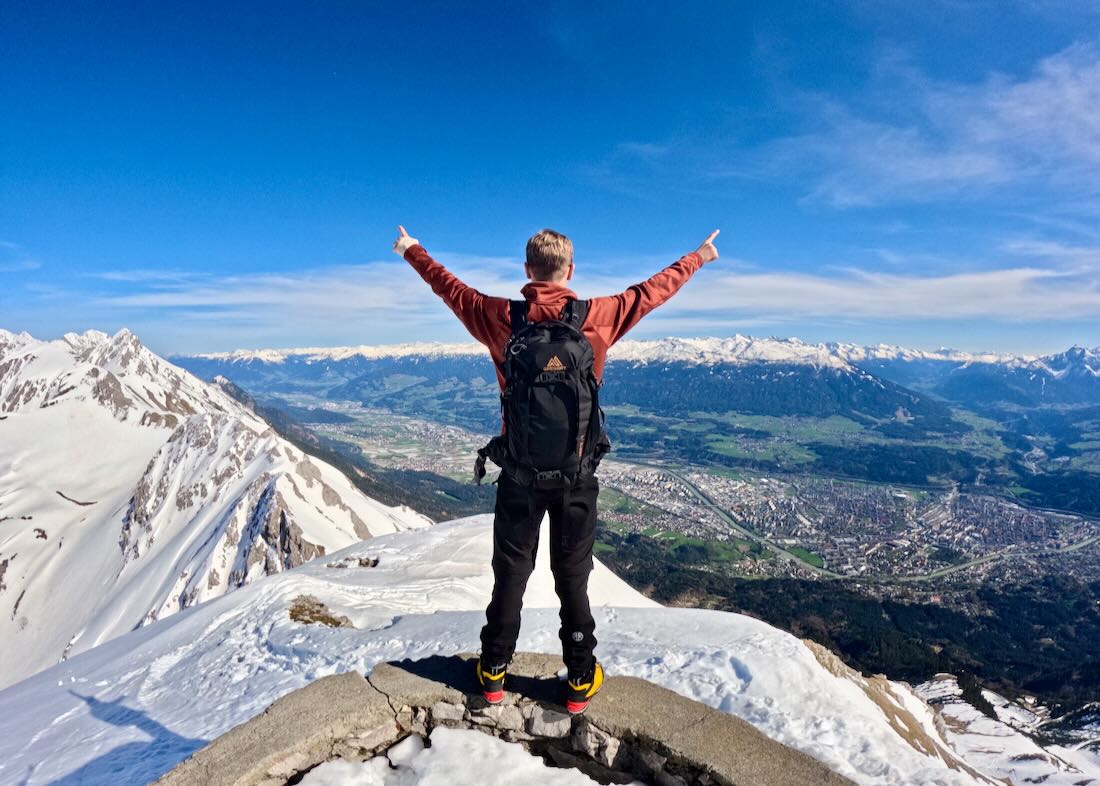 Flo auf der Nordkette mit Bliick auf Innsbruck