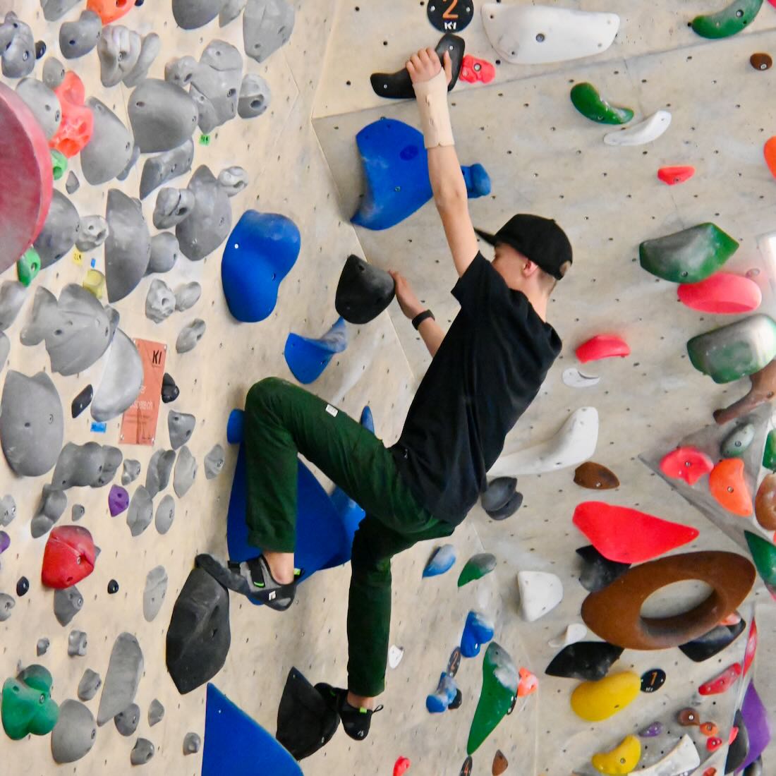 Flo beim Bouldern im Kletterzentrum Innsbruck