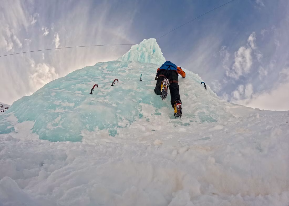 Flo beim Eisklettern auf dem Stubaier Gletscher