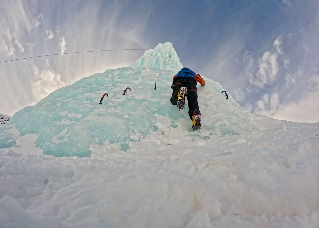 Flo beim Eisklettern auf dem Stubaier Gletscher