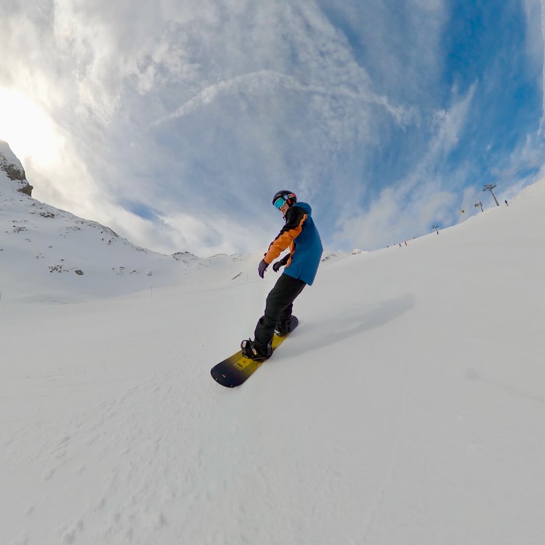 Flo in der Snowboardkurve in Obertauern