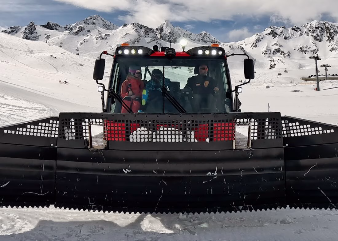 Melanie und Ben in einer Pistenraupe auf dem Stubaier Gletscher