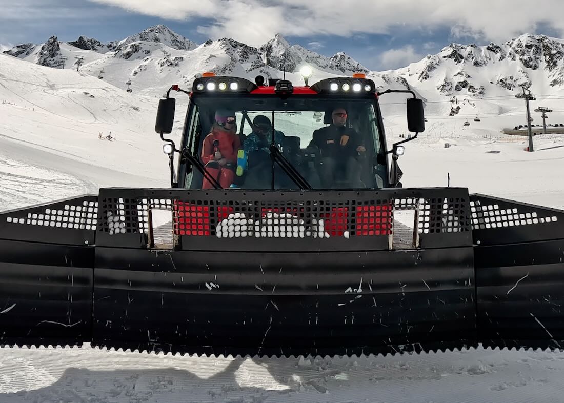 Melanie und Ben in einer Pistenraupe auf dem Stubaier Gletscher