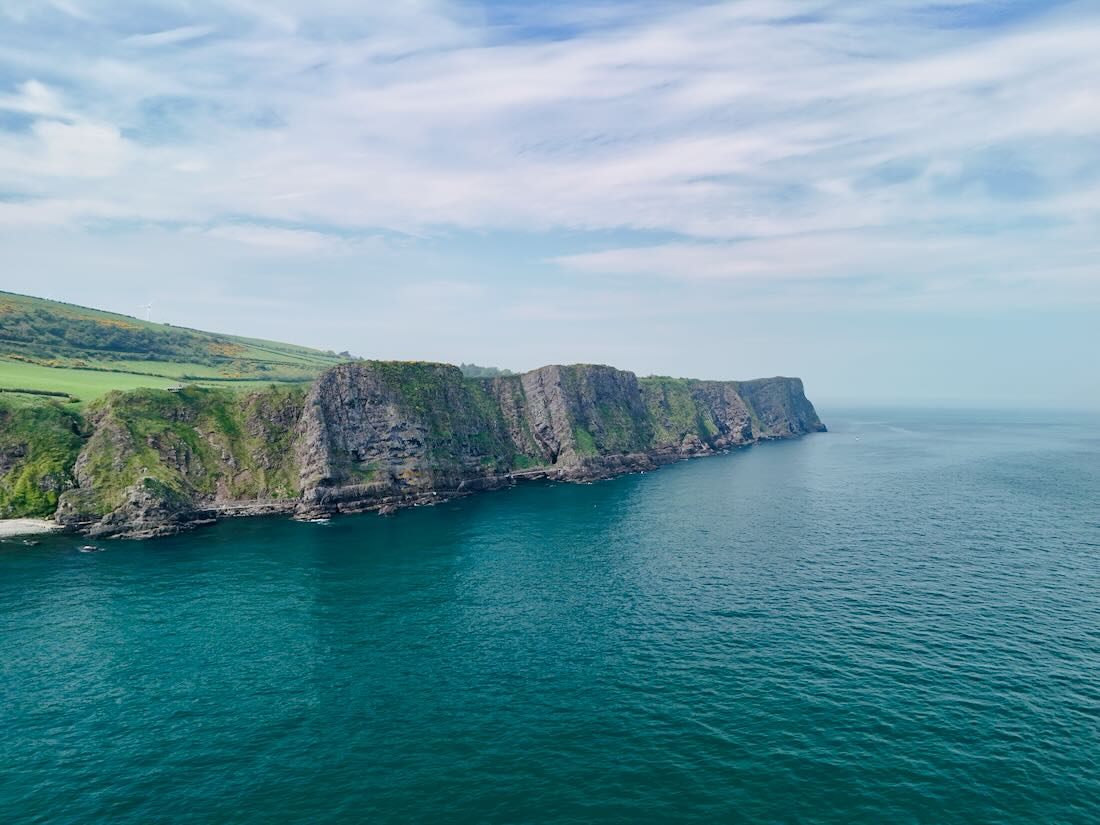 Blick vom Meer auf The Gobbins in Nordirland