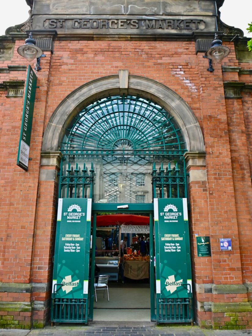 Eingang zum St Georges Market in Belfast in Nordirland