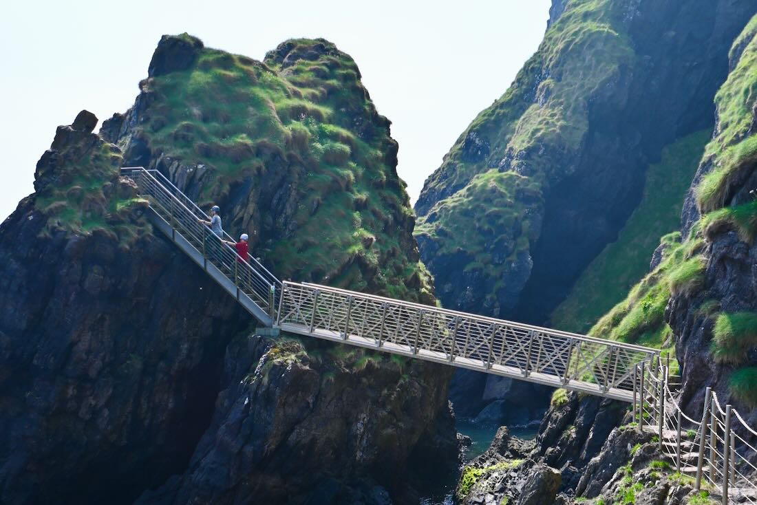 Flo und Ben auf den The Gobbins in nordirland