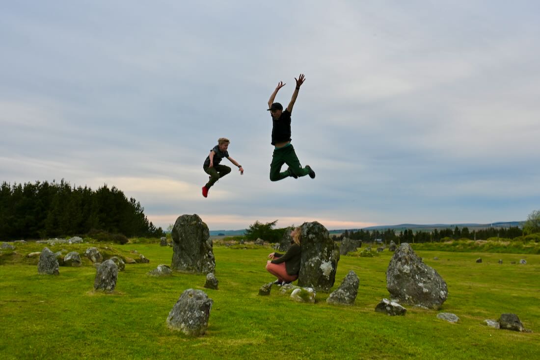 Flo und Ben springen von den Beaghmore Stein Kreise