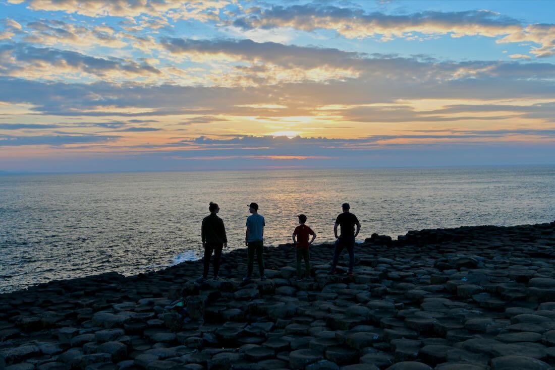 Fravely am Giants Causeway zum Sonnenuntergang