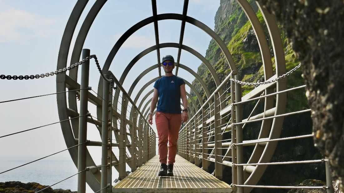 Melanie auf dem The Gobbins Cliffwalk in Nordirland