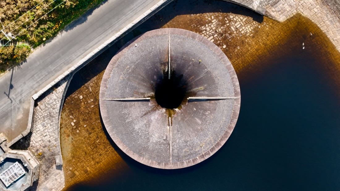 Überlauf des Stausees des Silent Valley Mountain Park