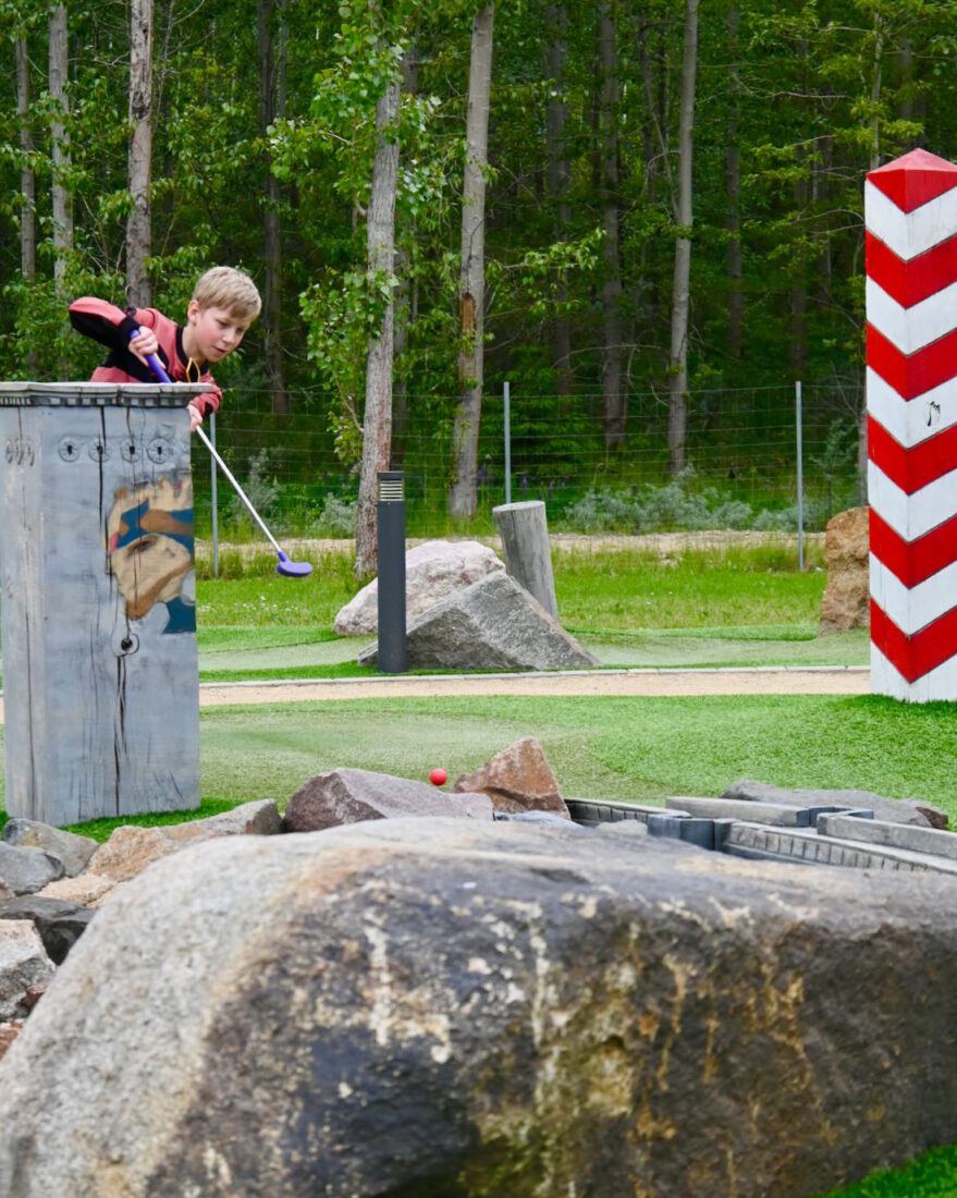 Ben beim Minigolf am Berzdorfer See