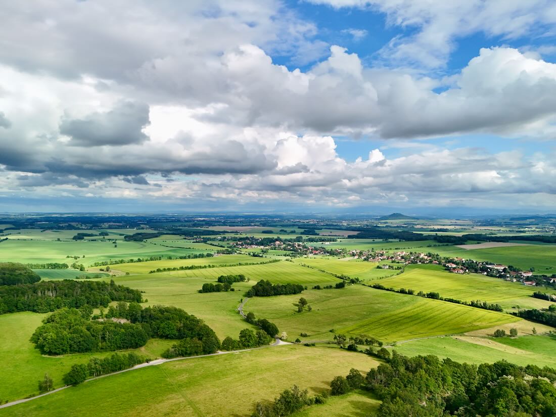 Blick über das Umland von Görlitz und die Landeskrone