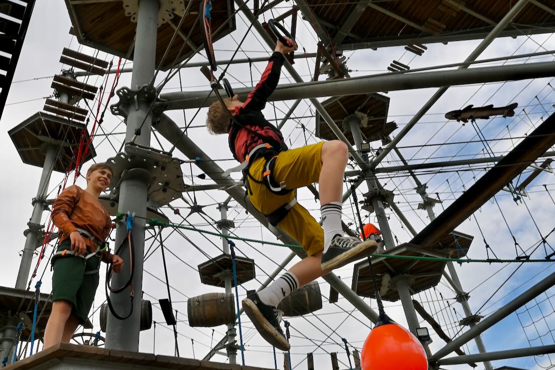Flo und Ben im Kletterpark am Berzdorfer See