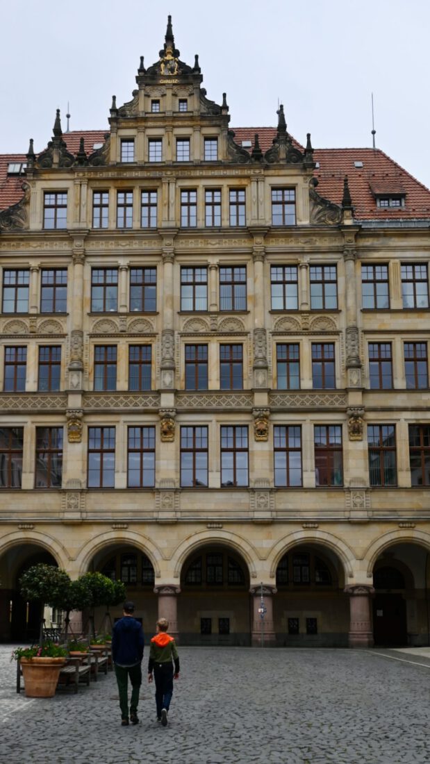 Flo und Ben vor dem Rathaus in Görlitz