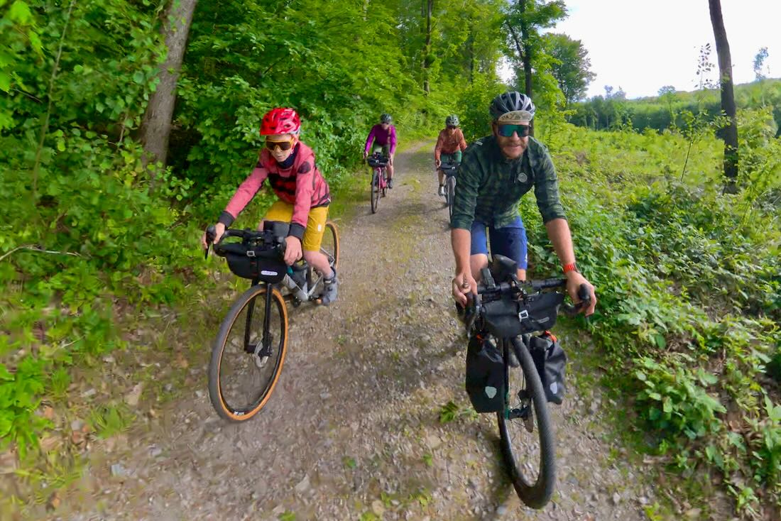 Fravely auf Gravel Bikes in den Königshainer Bergen