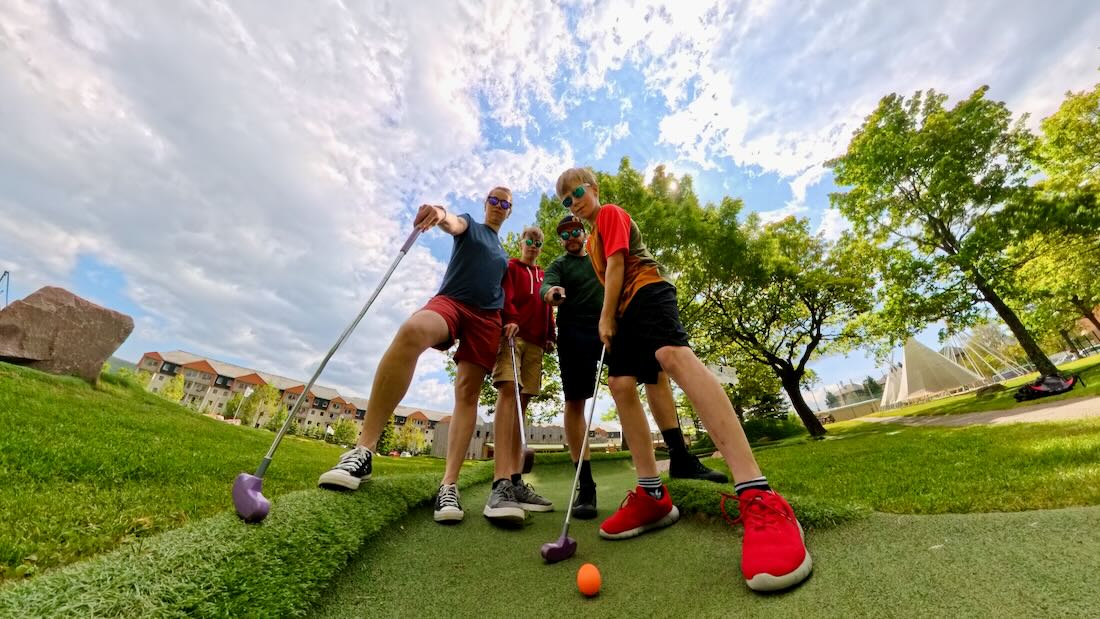 Fravely beim Minigold im Elldus in Oberwiesenthal