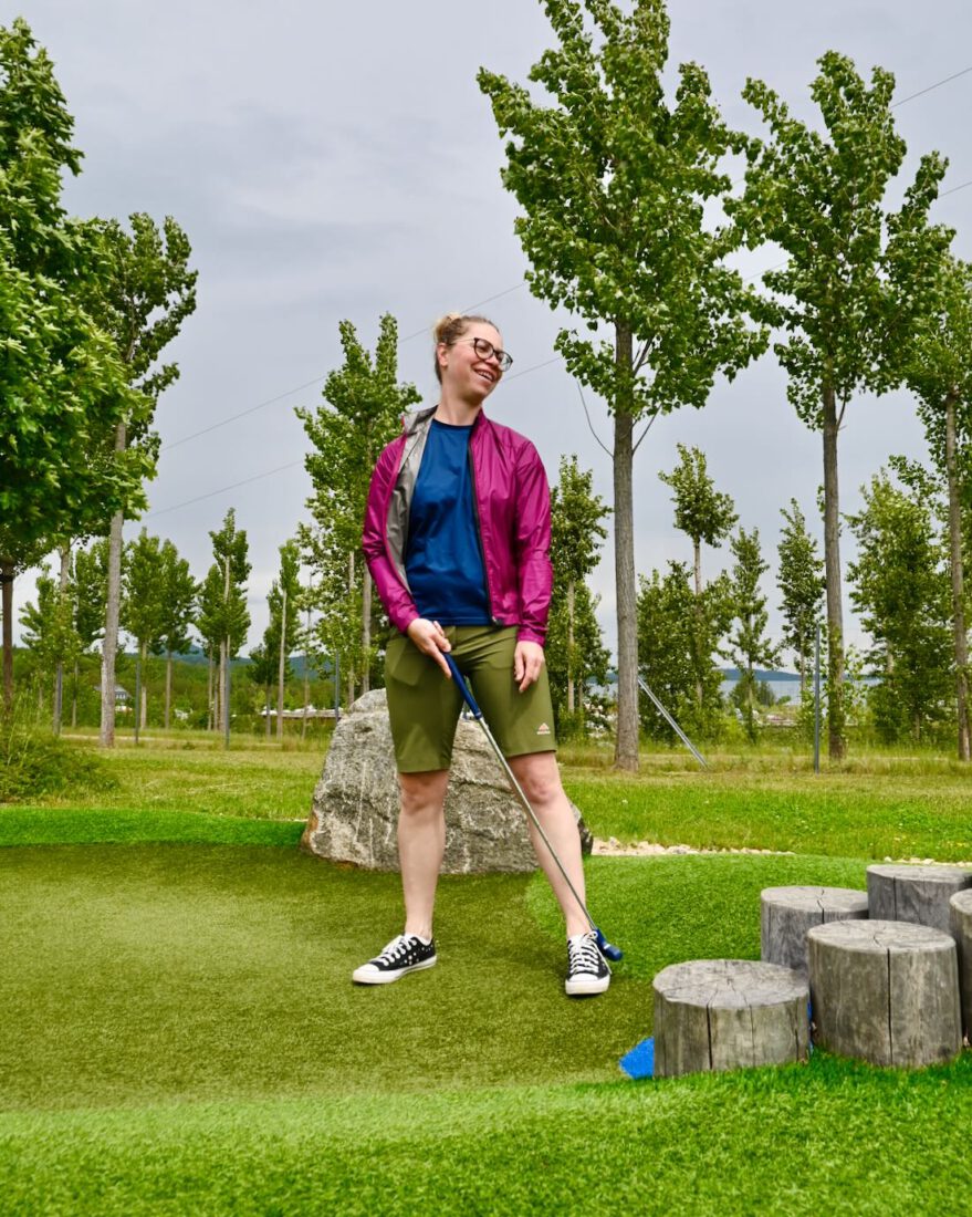 Melanie beim Minigolf am Berzdorfer See