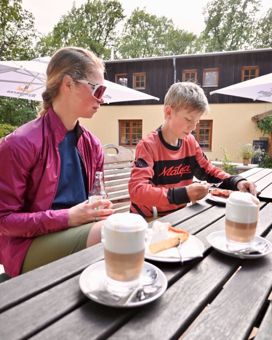 Melanie und Ben genießen Kuchen an der Hochsteinbaude in den Königshainer Bergen