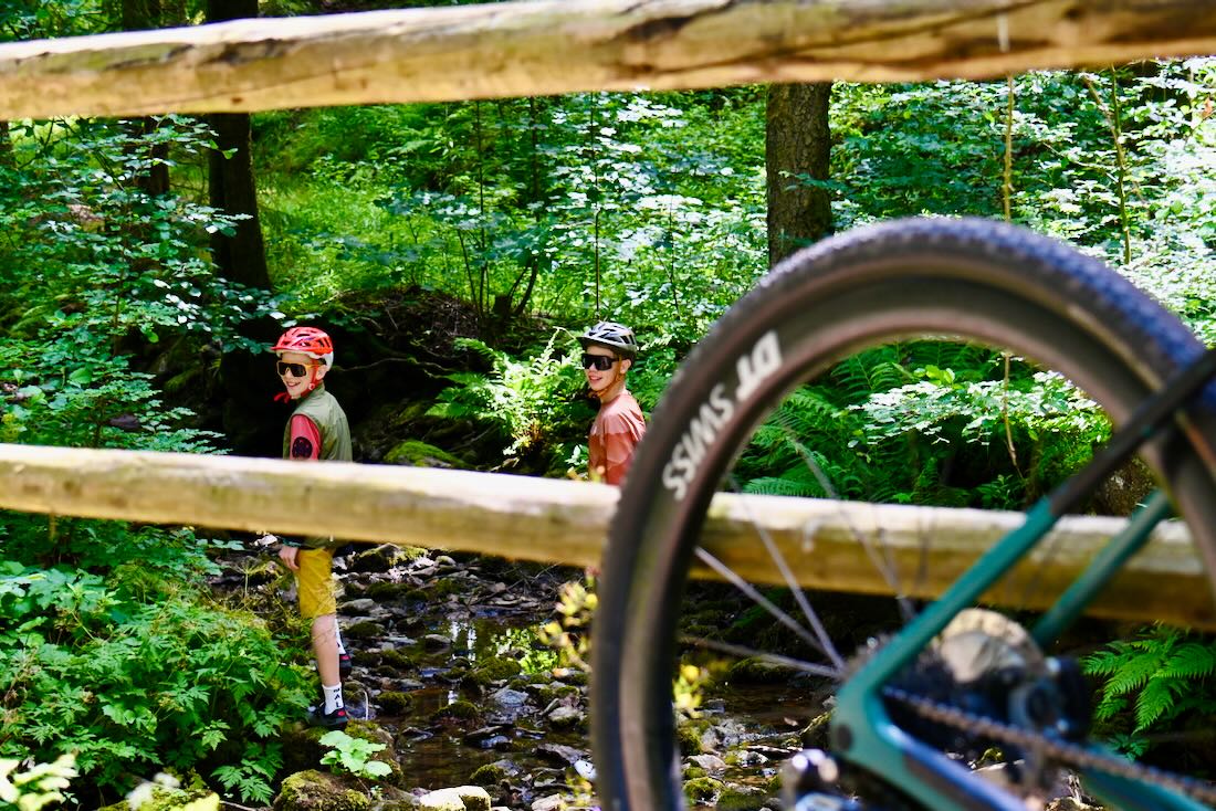 Ben und Flo spielen im Wasser an der Blockline