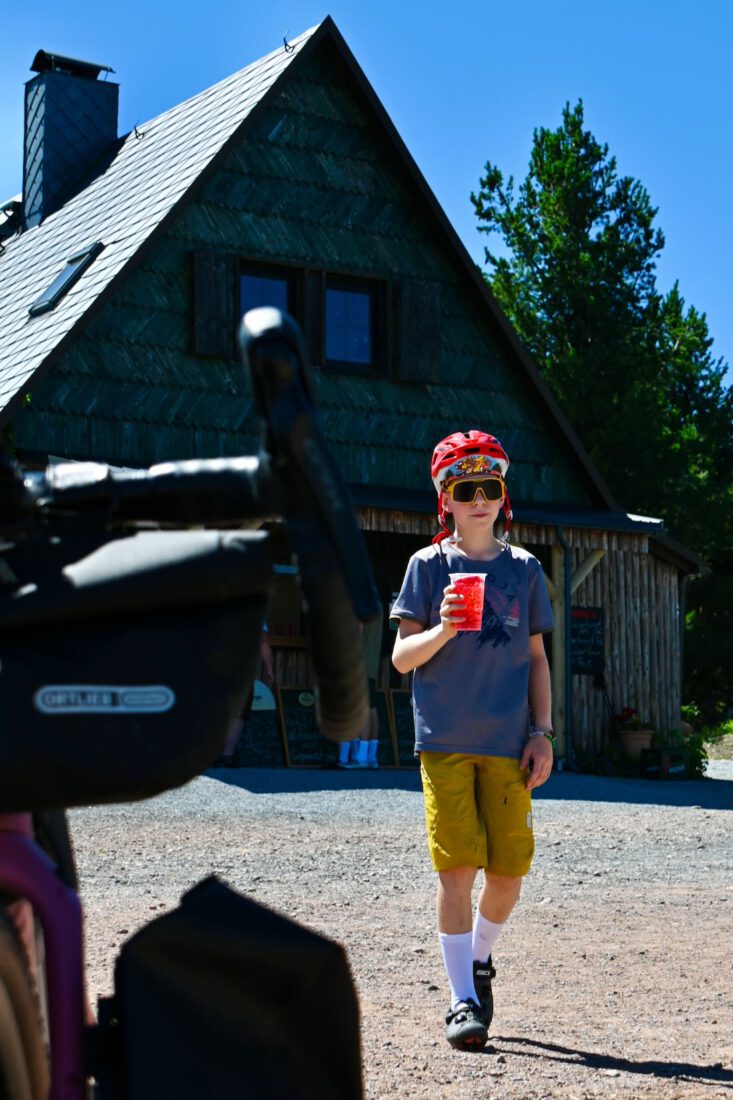 Ben mit einer Himbeerbrause auf dem Kahleberg