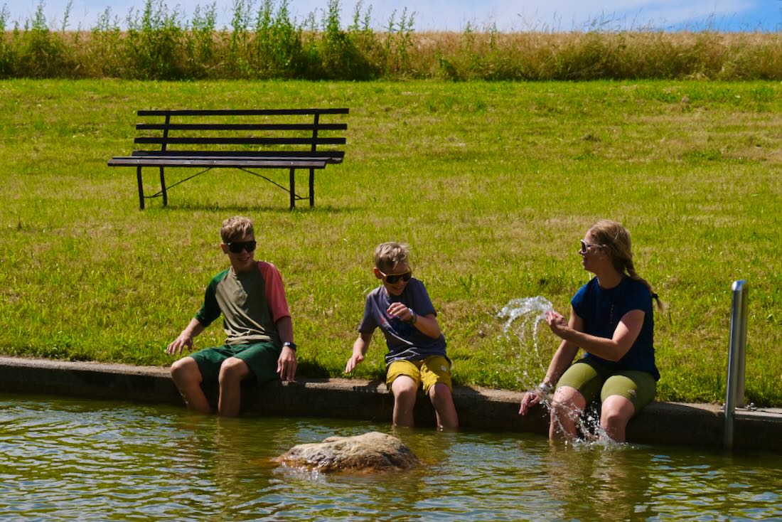 Flo, Ben und Melanie am Naturbad Schönfeld im Erzgebirge