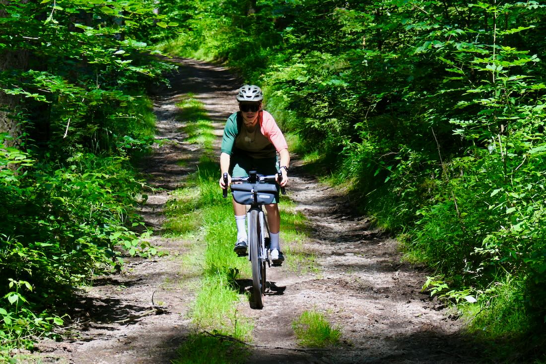 Flo fährt den Berg hinab auf der Blockline